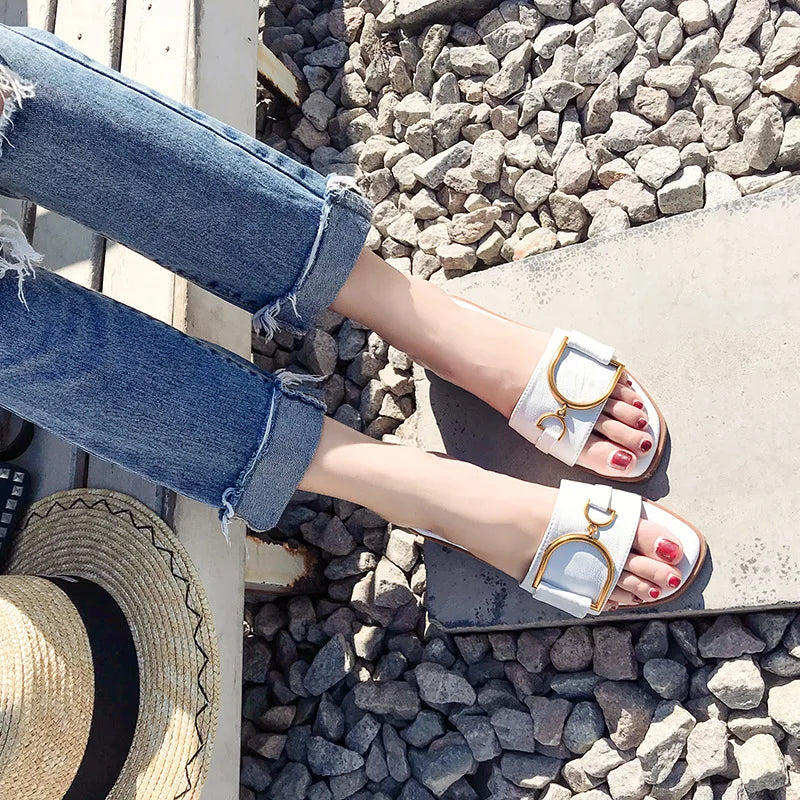 Valenzora – Damen-Lederslipper mit Karree-Zehenpartie: Designer-Flats mit Metallverzierung, Outdoor-Flip-Flops, Gummisohle