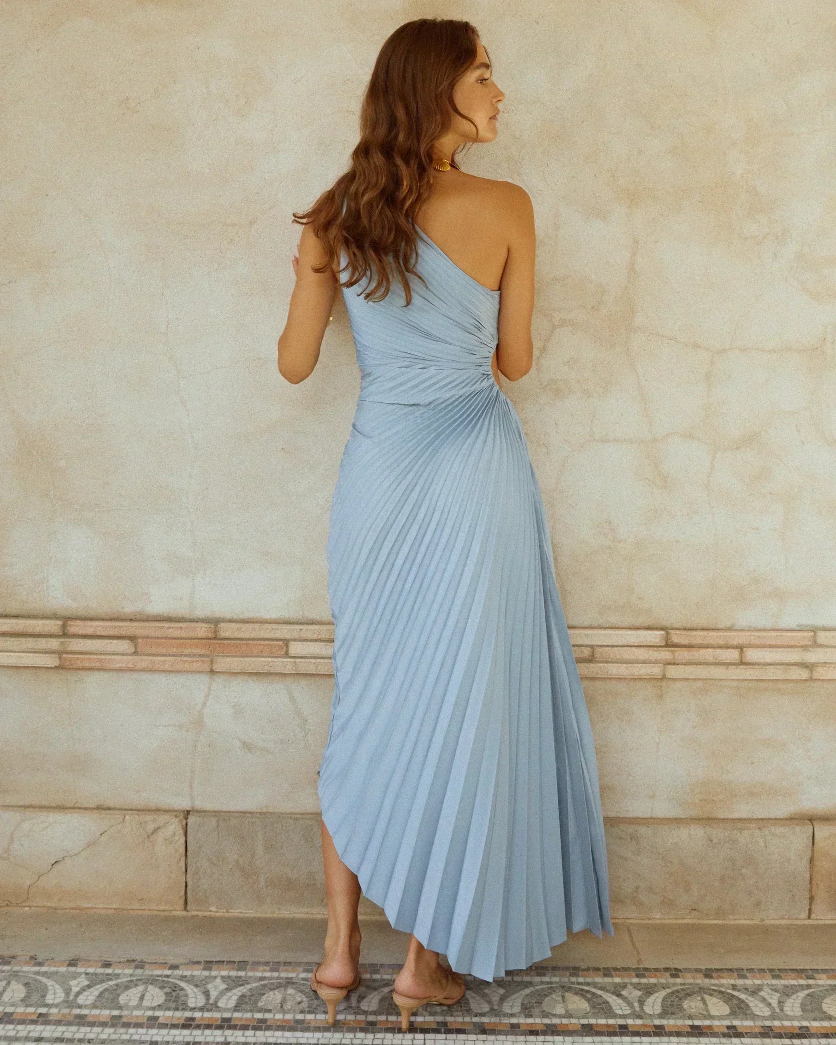 Valenzora | One-Shoulder-Plisseekleid in Midilänge