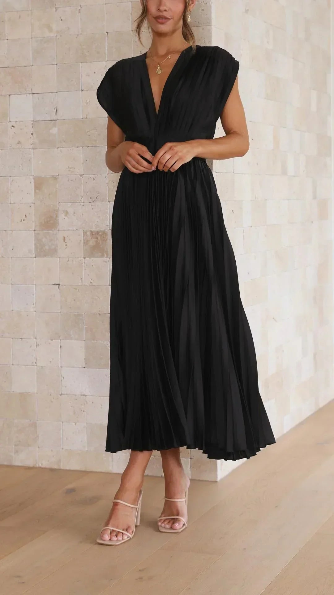 Valenzora | Dress with V-neck and back tie