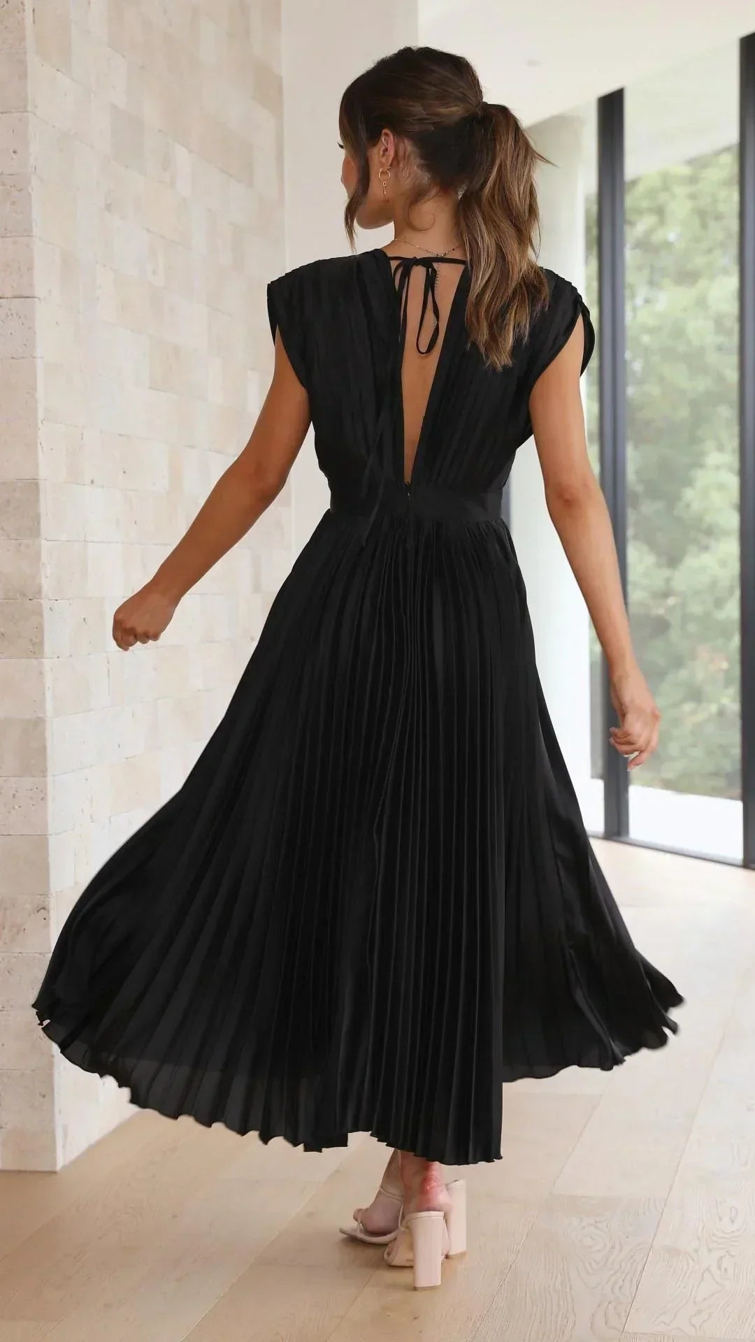 Valenzora | Dress with V-neck and back tie