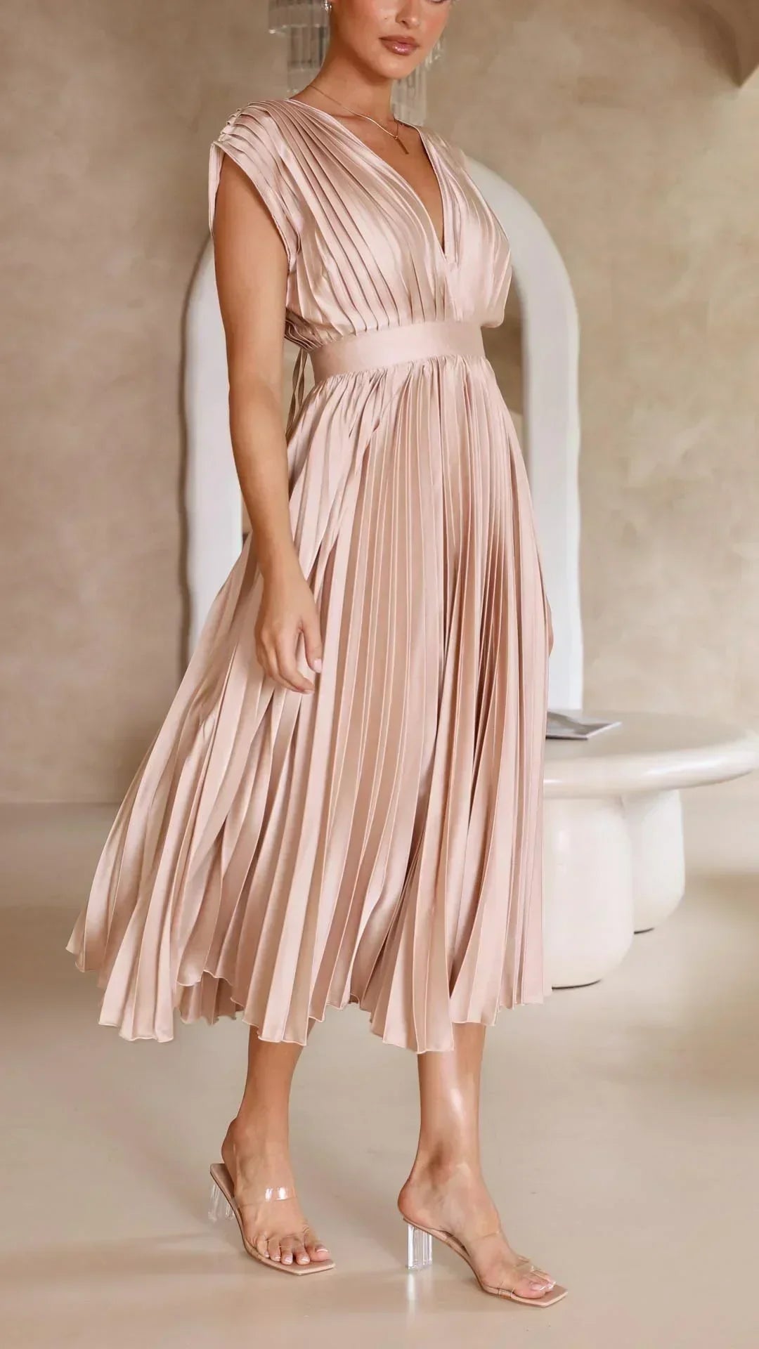 Valenzora | Elektrisch plissiertes, elegantes ärmelloses Kleid