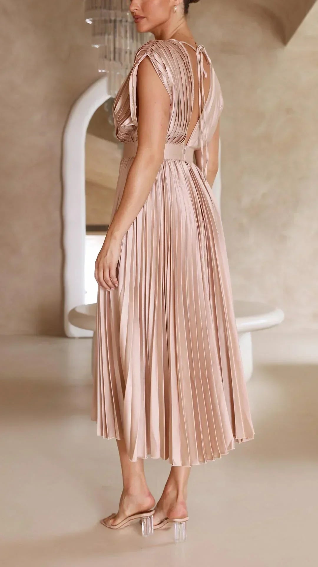 Valenzora | Dress with V-neck and back tie