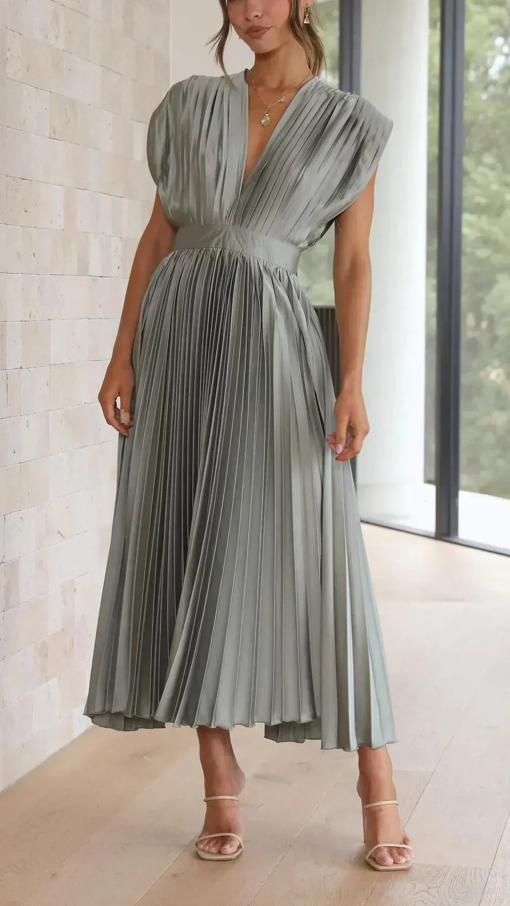 Valenzora | Ärmelloses plissiertes Midikleid