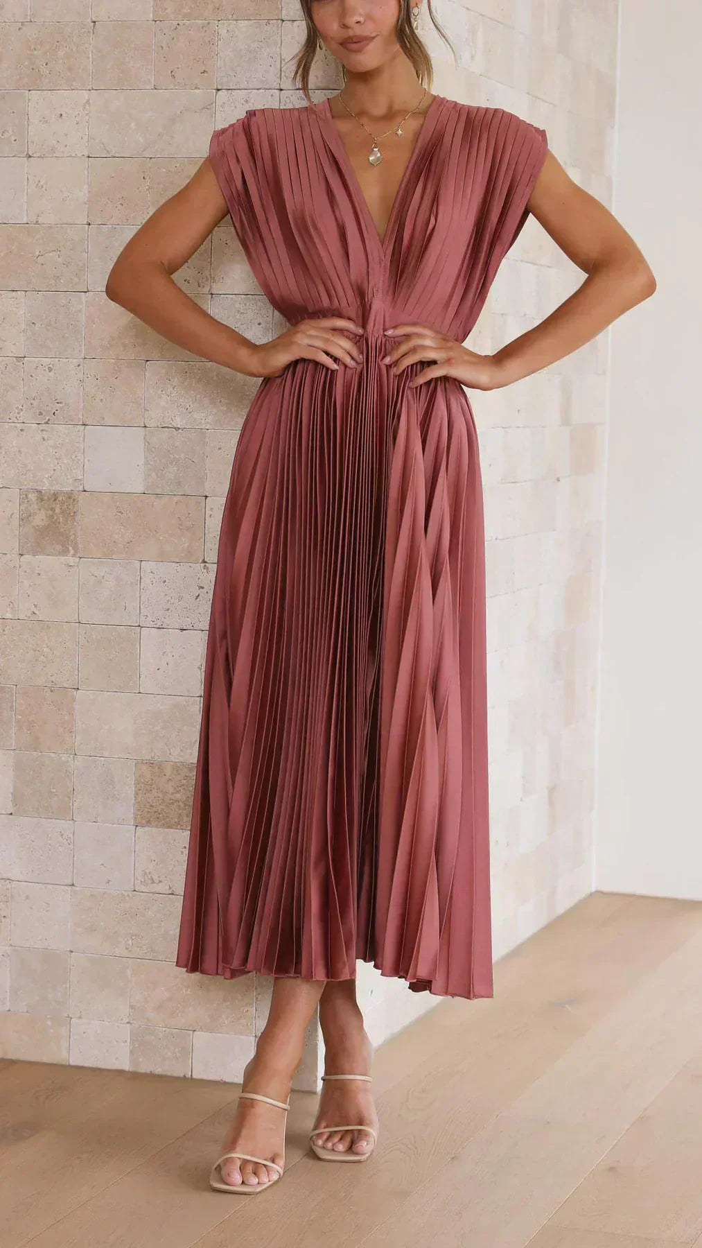 Valenzora | Ärmelloses plissiertes Midikleid