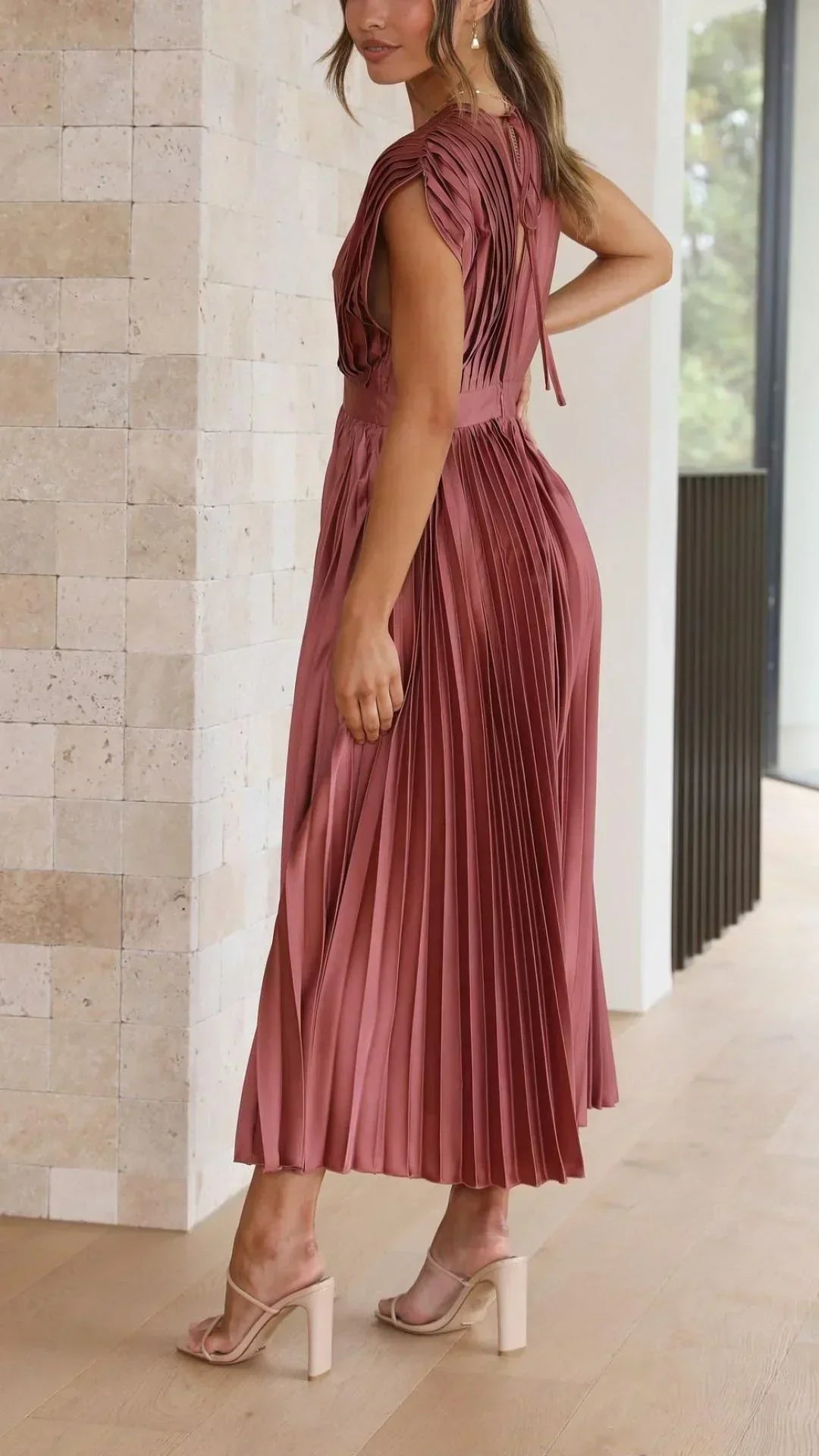 Valenzora | Dress with V-neck and back tie