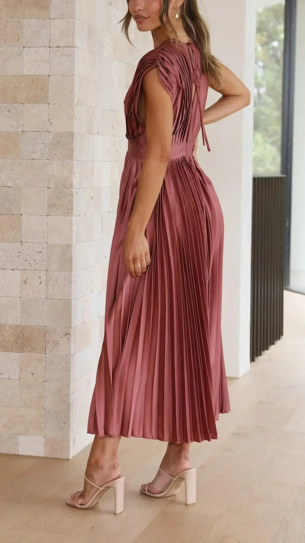 Valenzora | Elektrisch plissiertes, elegantes ärmelloses Kleid