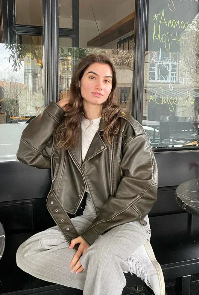 Valenzora – Kurze Bikerjacke aus Kunstleder für Damen mit figurbetontem Schnitt