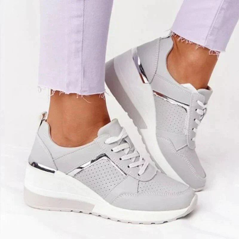 Valenzora | Orthopedic, fashionably flared sneakers with a glossy finish