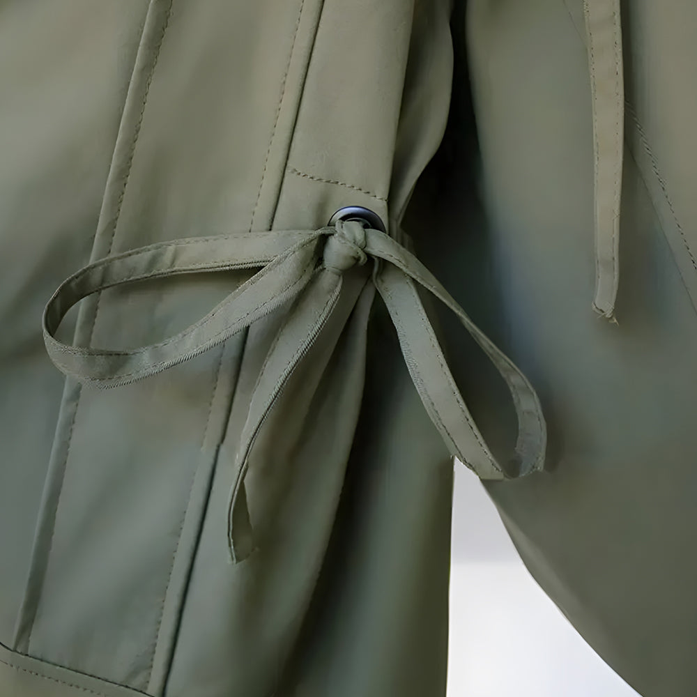 Valenzora | Mittellanger, taillierter Damen-Windbreaker mit Kapuze und Reißverschluss
