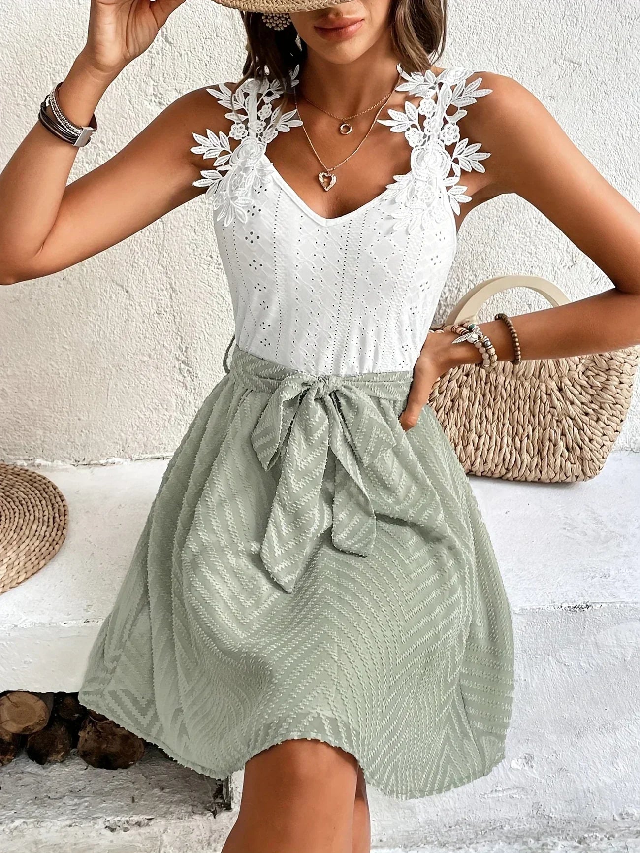 Valenzora | Ärmelloses Sommerkleid mit Spitzenausschnitt. Elegantes Maxi A-Linien-Kleid mit Spitzendetails, Schleife und leichtem Material.