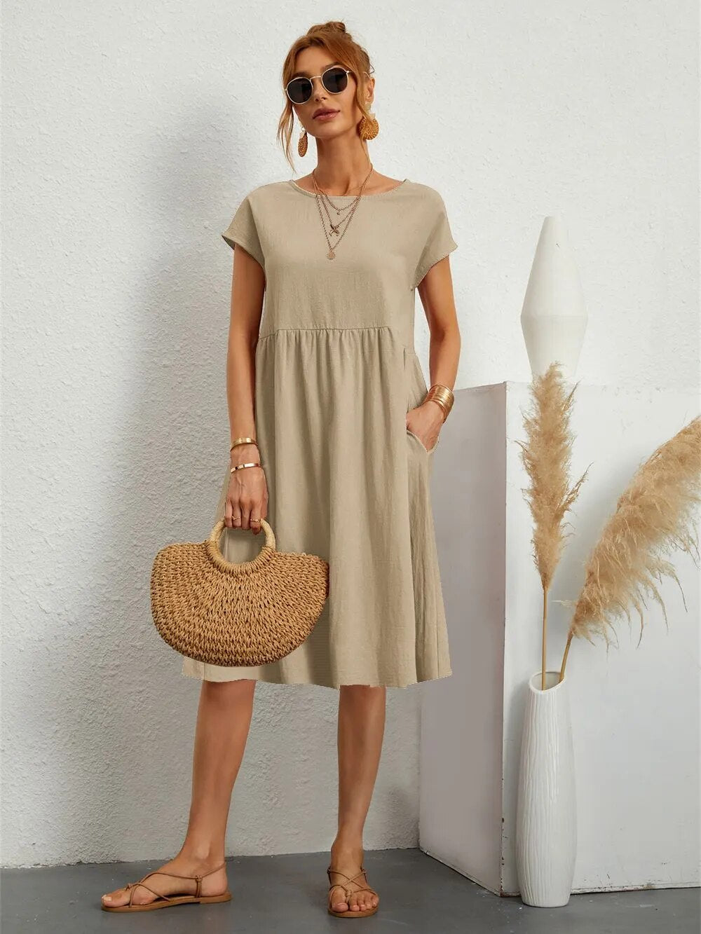 Valenzora | Elegant, fitted dress with timeless style for women