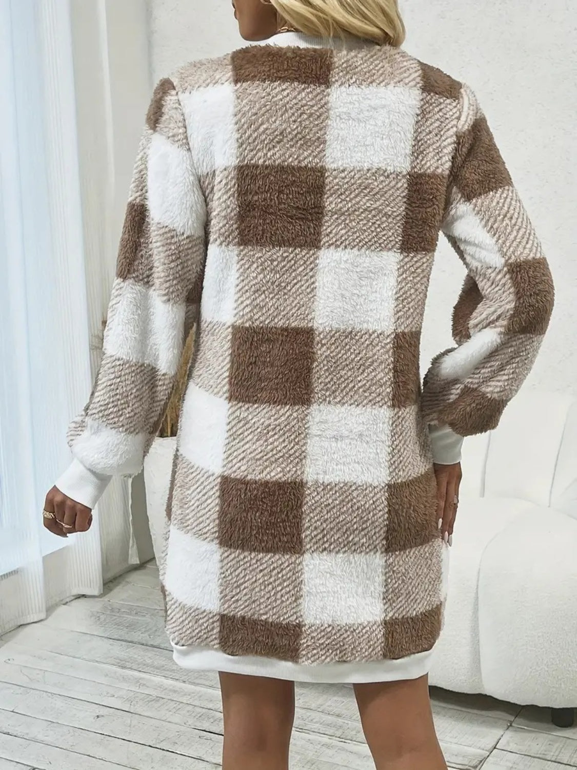 Valenzora | Elegantes Herbst-Strickkleid für Damen mit V-Ausschnitt und Karomuster in Braun