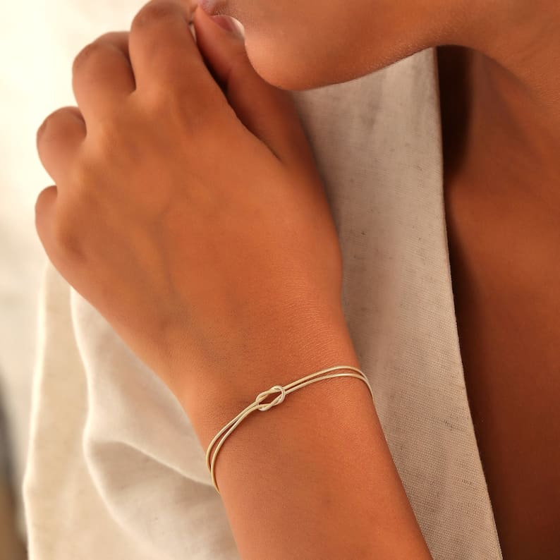 Valenzora | Elegant Love Knot Bracelet for Women