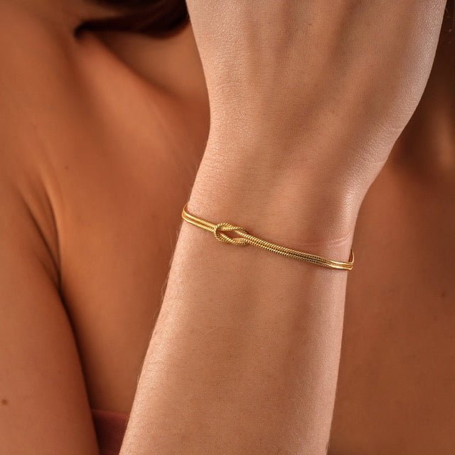Valenzora | Elegant Love Knot Bracelet for Women