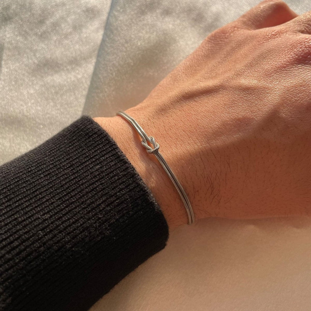 Valenzora | Elegant Love Knot Bracelet for Women