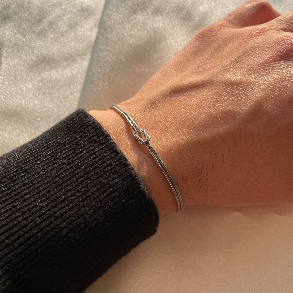 Valenzora | Elegant Love Knot Bracelet for Women