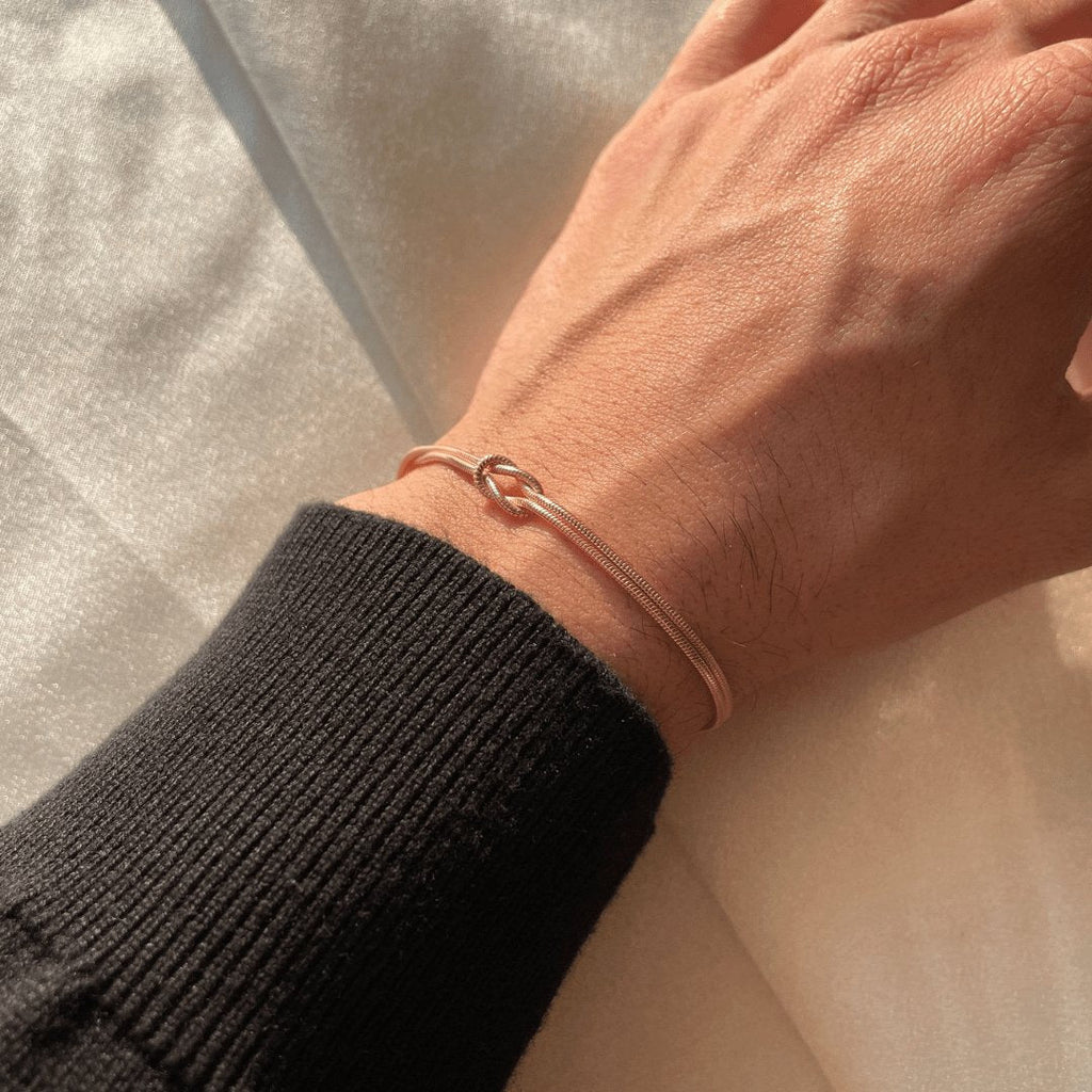 Valenzora | Elegant Love Knot Bracelet for Women