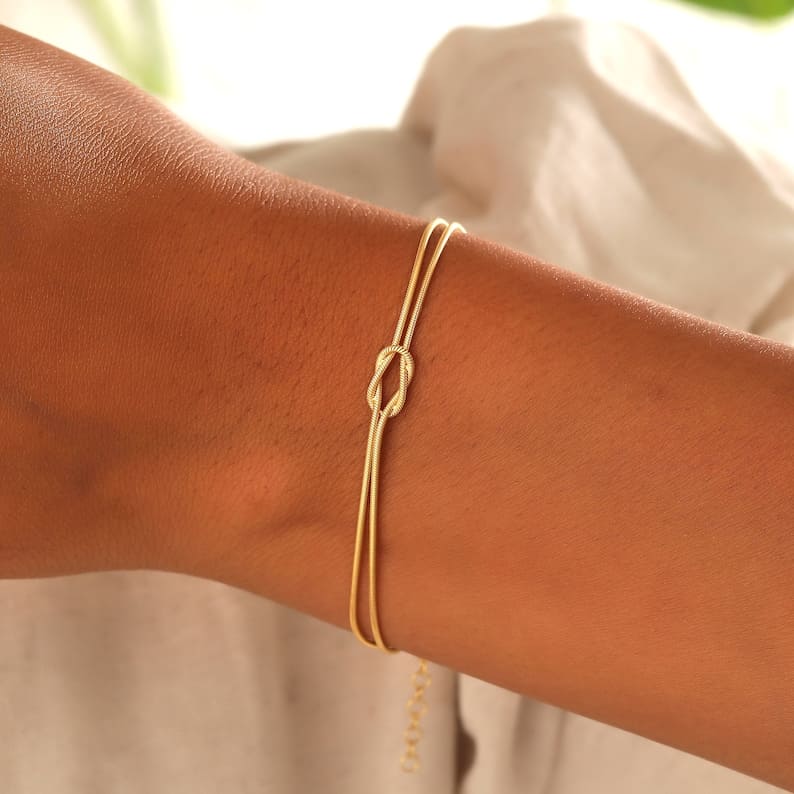 Valenzora | Minimalist bangle love knot