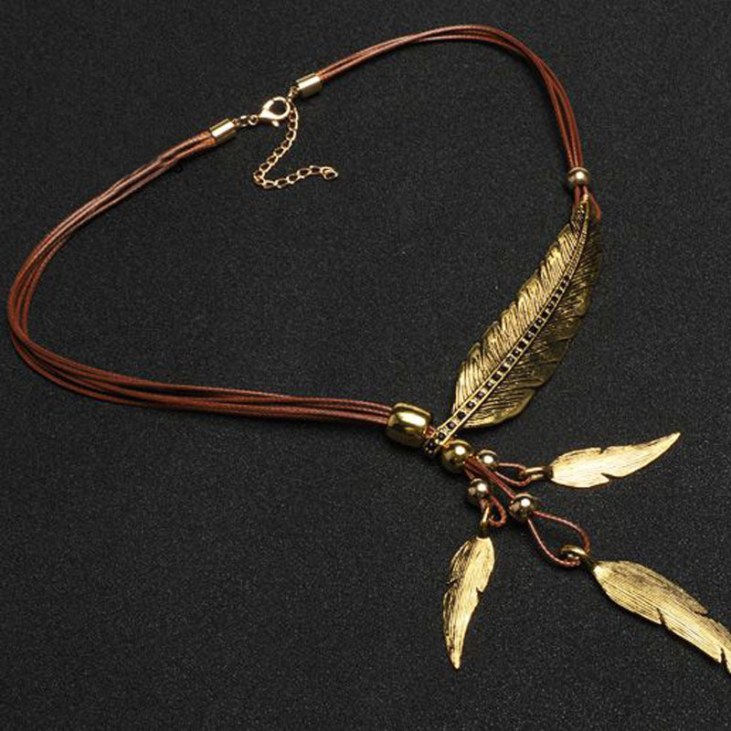 Valenzora | Goldene Federkette im Boho-Stil