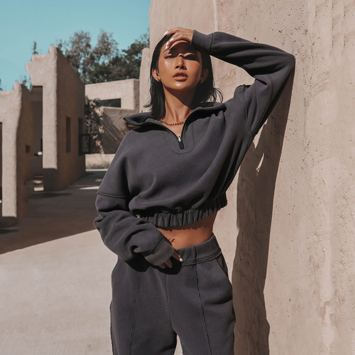 Valenzora | Sportlicher kurzer Sweatshirt-Zweiteiler mit Jogginghose - Damen-Pullover-Trainingsanzug mit Reißverschluss und elastischem Bund