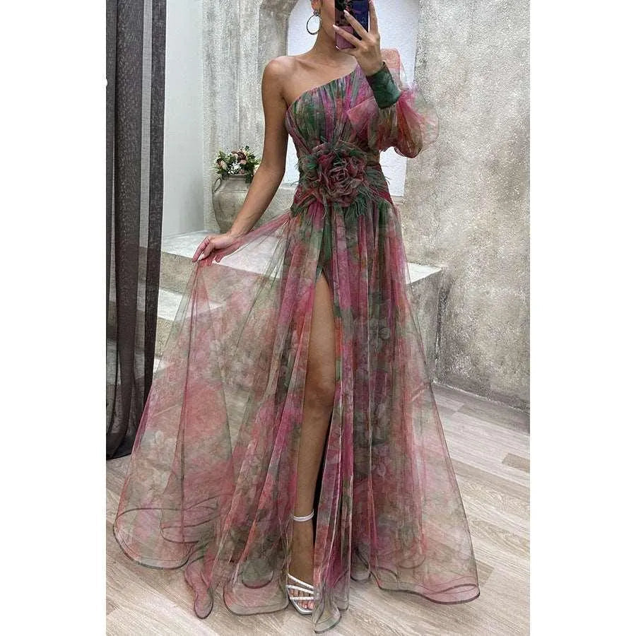 Valenzora | Langes Abendkleid mit Carmen-Ausschnitt, geschlitztem Druck.
