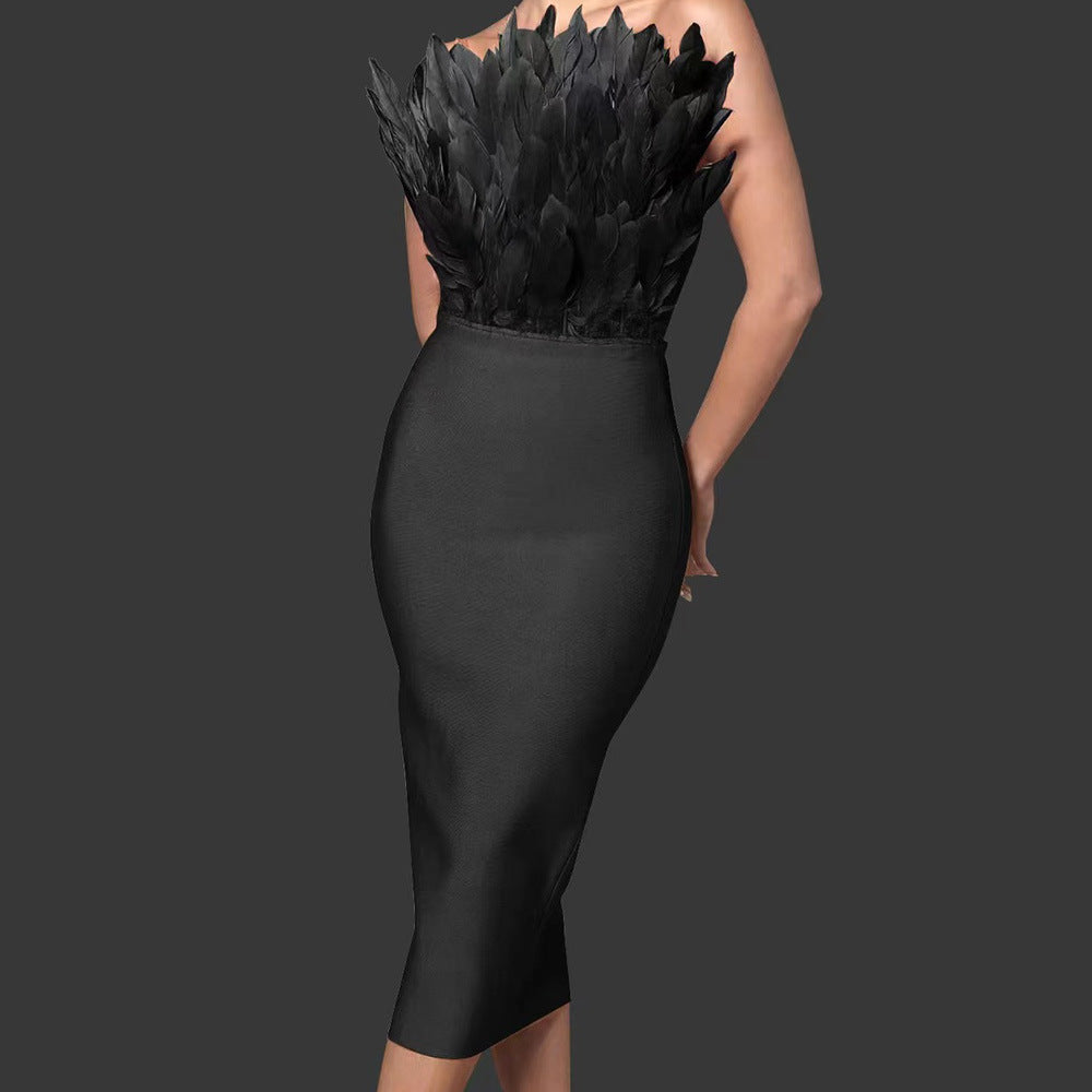 Valenzora Damenkleid mit Taillenbetonung und Federverzierung