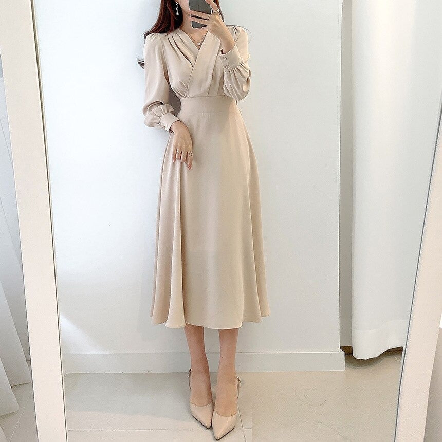 Elegant dress with puff sleeves and V-neck in an A-line silhouette