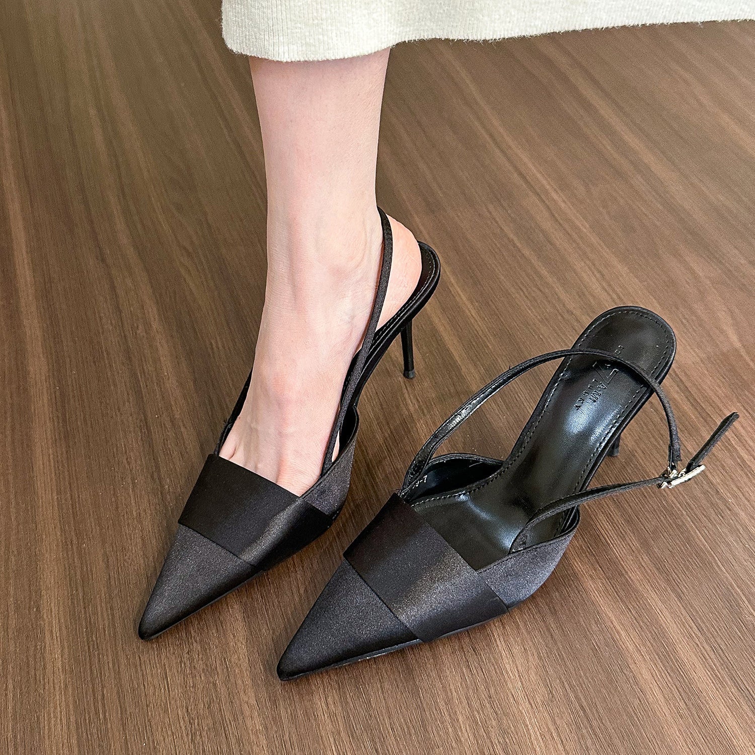 Valenzora | Damen Sandalen mit geschlossener und spitzer Zehenpartie aus silbernem Satin