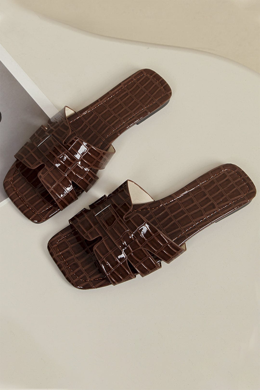 Valenzora | White Slides with Crocodile Look
