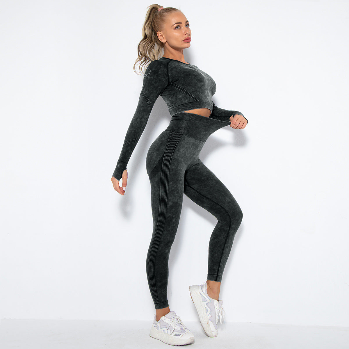 Valenzora | Sporty set with crop top and high-waisted leggings