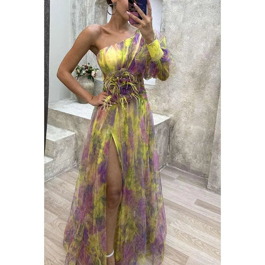 Valenzora | Langes Abendkleid mit Carmen-Ausschnitt, geschlitztem Druck.