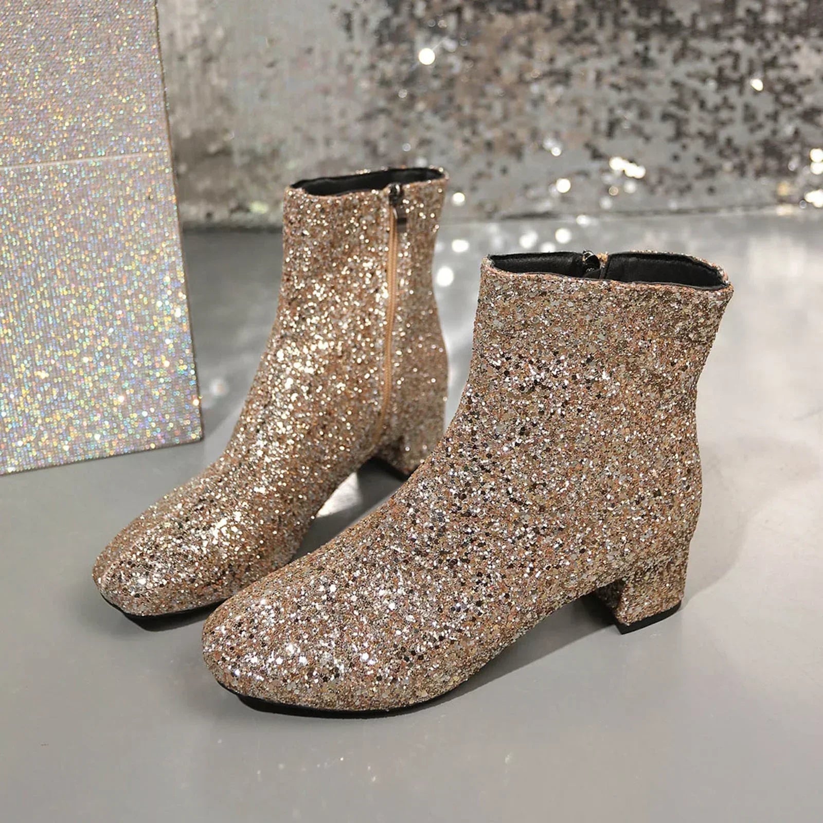 Valenzora | Fashionable ankle boot with block heel and side zipper