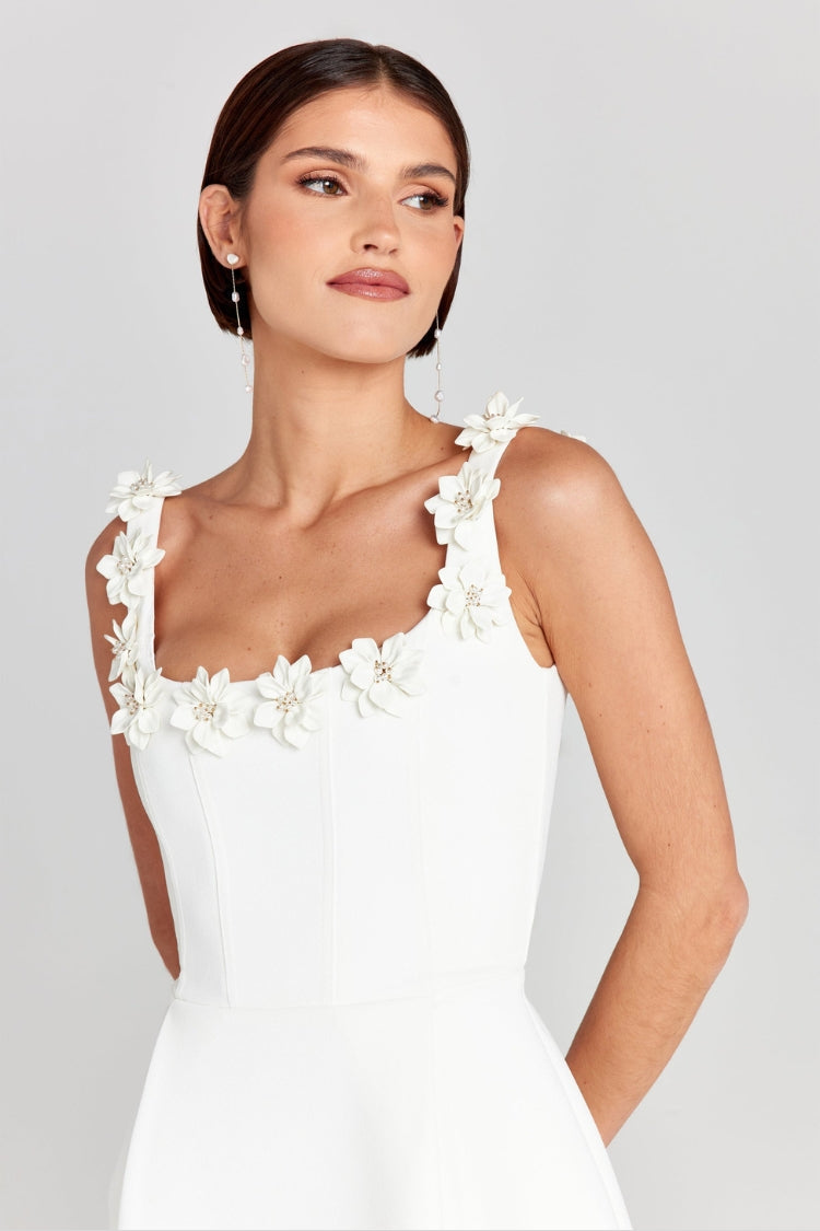 Valenzora | Cindy Mini-Kleid mit aufgenähter Faux-Perlenblume, eckigem Ausschnitt und Taschen