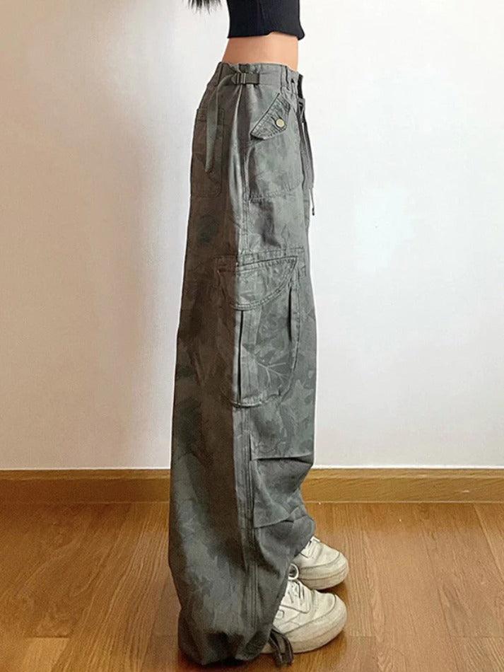 Valenzora | Cargohose mit Camouflage-Print, gerafftem Bund und mehreren Taschen