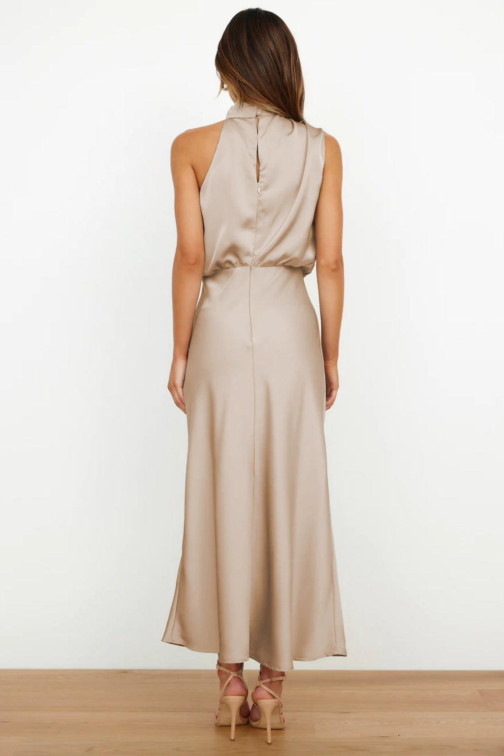 Valenzora | Long satin dress with halter neckline. Elegant, flowing & ideal for special occasions.