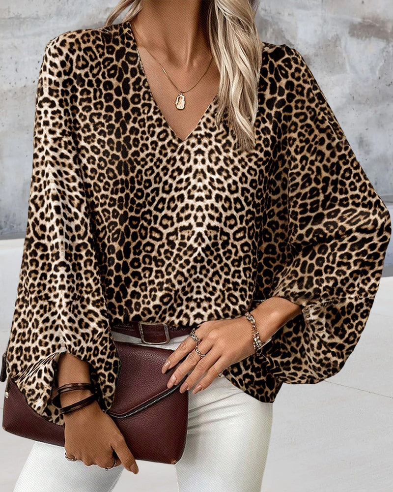 Valenzora | Stylish leopard print top with V-neck and lantern sleeves