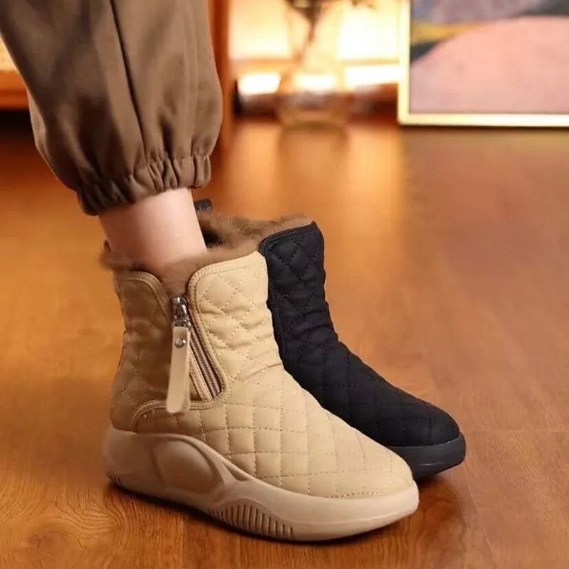 Kurze Stiefel mit seitlicher Kette