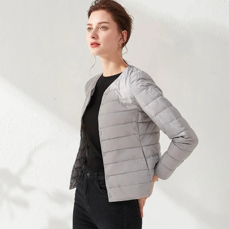 Valenzora | Lightweight, collarless and figure-hugging quilted jacket for women