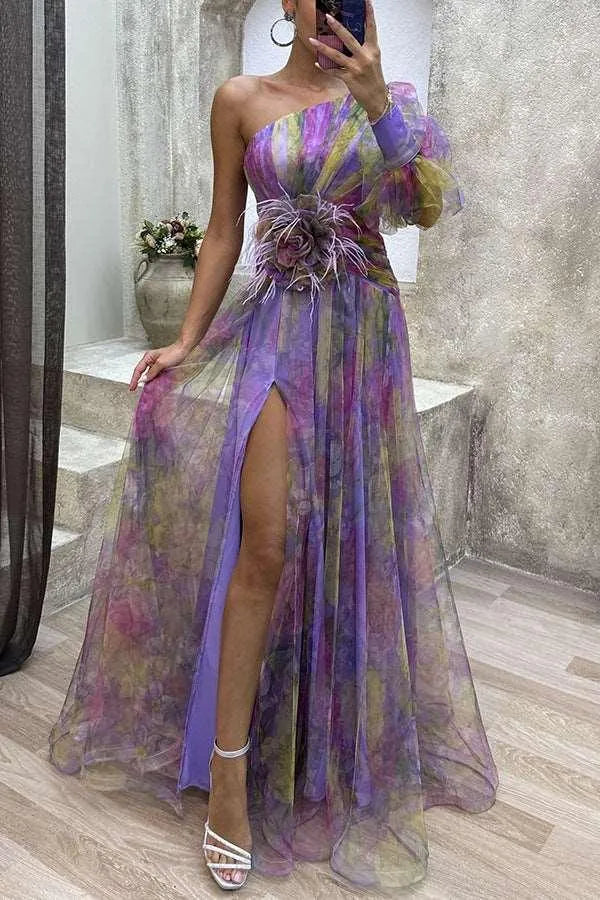 Valenzora | Langes Abendkleid mit Carmen-Ausschnitt, geschlitztem Druck.