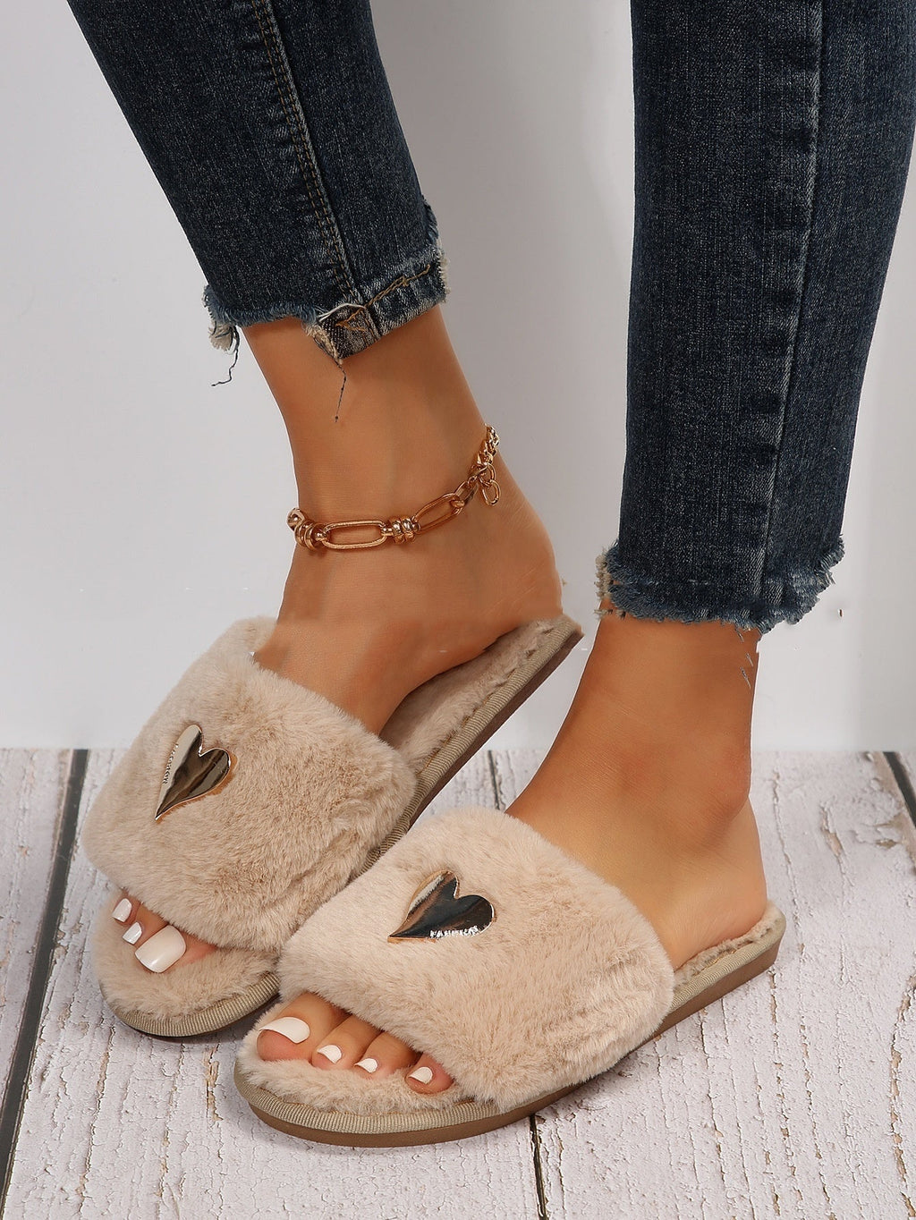 Valenzora | Slippers - Women's slippers with heart detail and open toe