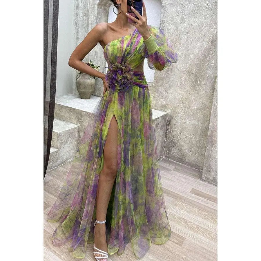 Valenzora | Langes Abendkleid mit Carmen-Ausschnitt, geschlitztem Druck.