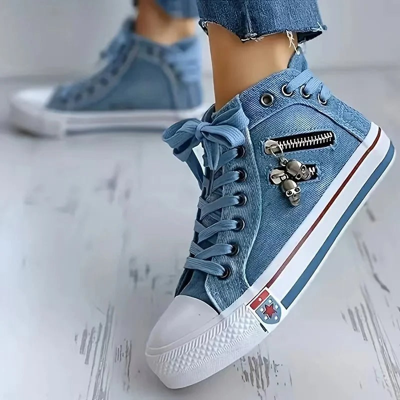 Valenzora | Urban sneaker look with jeans and zipper