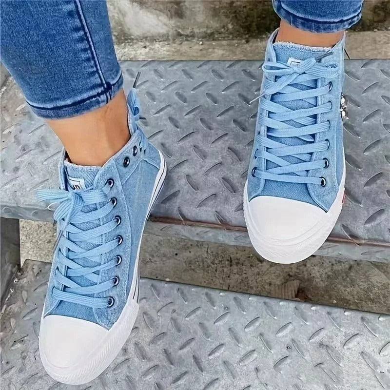 Valenzora | Urban sneaker look with jeans and zipper