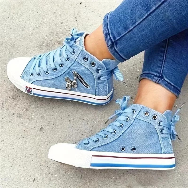 Valenzora | Urban sneaker look with jeans and zipper