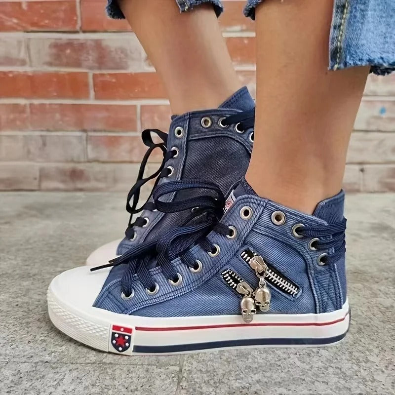 Valenzora | Urban sneaker look with jeans and zipper