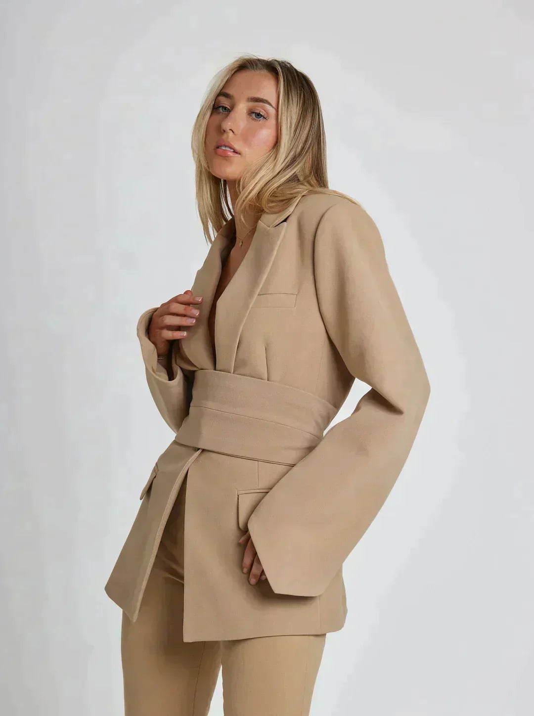 Valenzora - Eleganter Blazer mit Gürtel für einen modernen Look