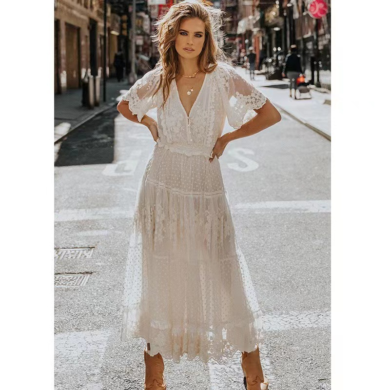 Valenzora | Weißes Maxi-Spitzenkleid mit kurzen Ärmeln und Spitzen-Ausschnitt