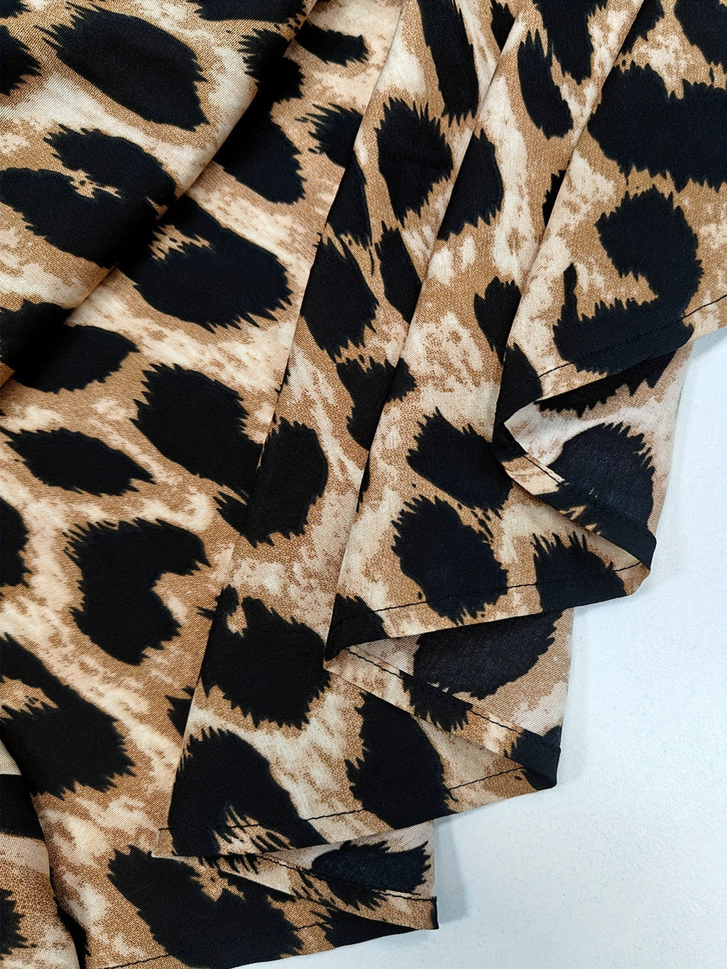 Valenzora | Lässiges Hemdblusenkleid mit Leopardenmuster und langen Ärmeln