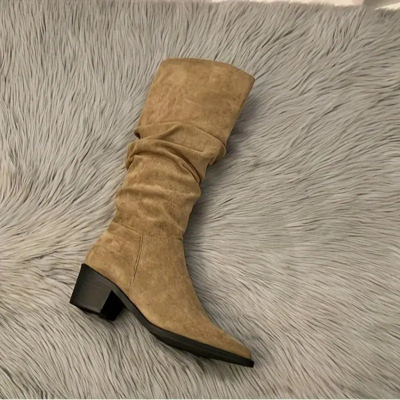 – Sturdy, pointed boots that reach mid-calf