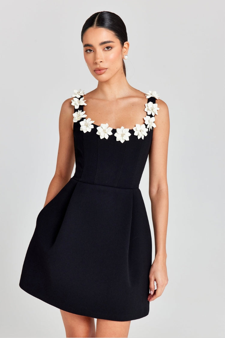 Valenzora | Cindy Mini-Kleid mit aufgenähter Faux-Perlenblume, eckigem Ausschnitt und Taschen
